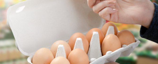 mujer comprando huevos en el supermarcado